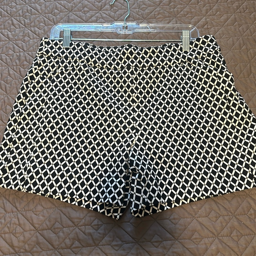 INC black-and-white print short